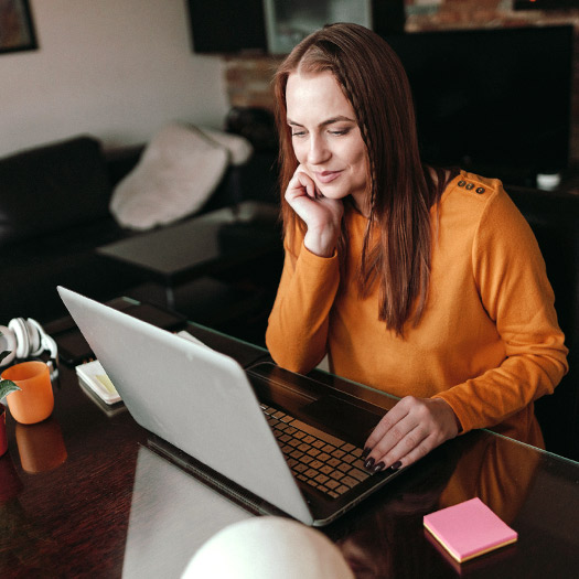 Person using laptop to invest.